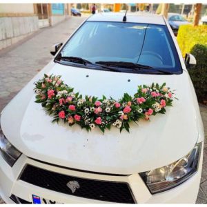ماشین عروس سفید تزیین با گل های طبیعی 4957